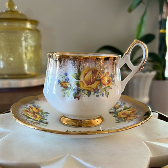 Vintage Elizabethan Gold + Yellow Floral England Fine Bone China Teacup + Saucer - Picture 3 of 13